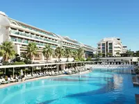 Widok na budynki i basen w Crystal Waterworld Resort & Spa