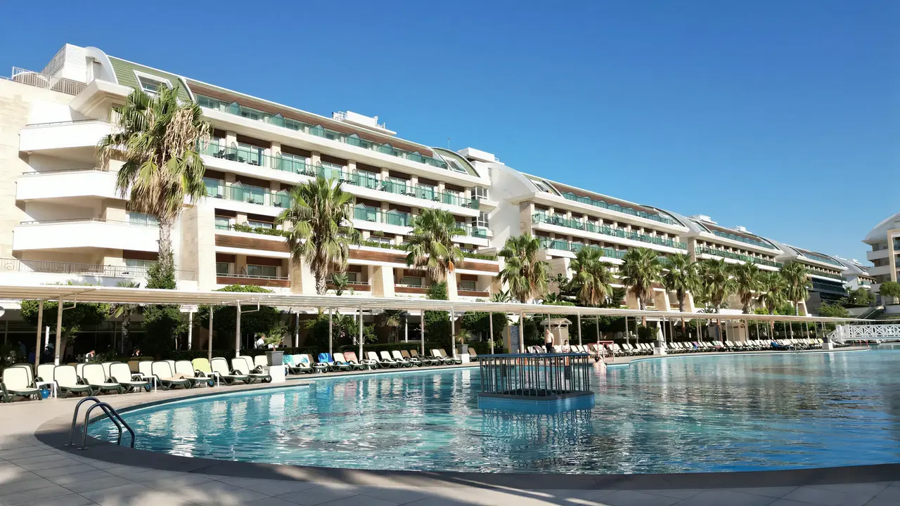 Basen z leżakami w Crystal Waterworld Resort & Spa