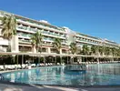 Basen z leżakami w Crystal Waterworld Resort & Spa