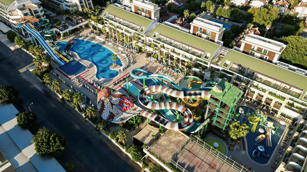 Zjeżdżalnie wodne w kompleksie Crystal Waterworld Resort & Spa