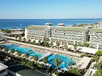 Widok na kompleks budynków i baseny Crystal Waterworld Resort & Spa