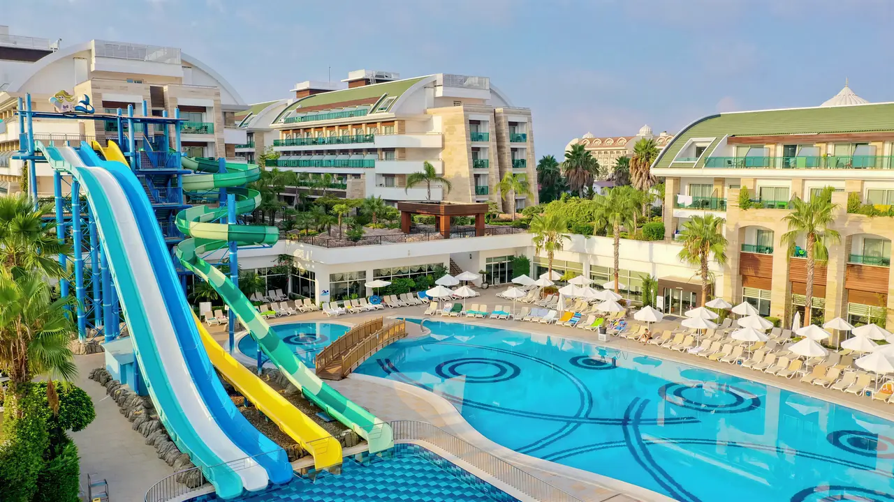 Zjeżdżalnie wodne i basen w Crystal Waterworld Resort & Spa