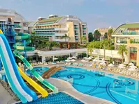 Zjeżdżalnie wodne i basen w Crystal Waterworld Resort & Spa