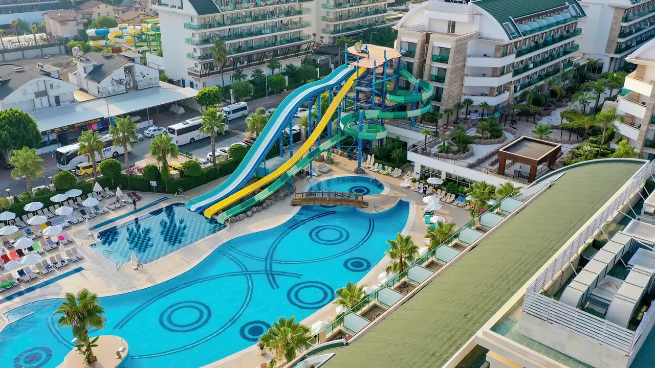 Zjeżdżalnie wodne w kompleksie Crystal Waterworld Resort & Spa