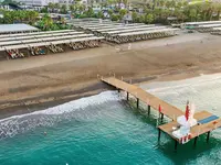 Plaża z pomostem i leżakami w Crystal Waterworld Resort & Spa