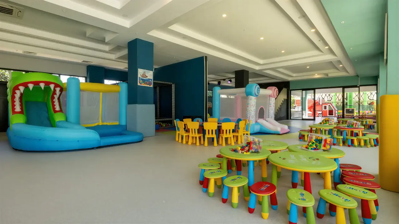 Klub dla dzieci w Crystal Waterworld Resort & Spa z dmuchańcami