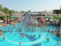 Zabawy w basenie gości Crystal Waterworld Resort & Spa