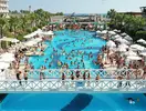Basen z gośćmi w Crystal Waterworld Resort & Spa
