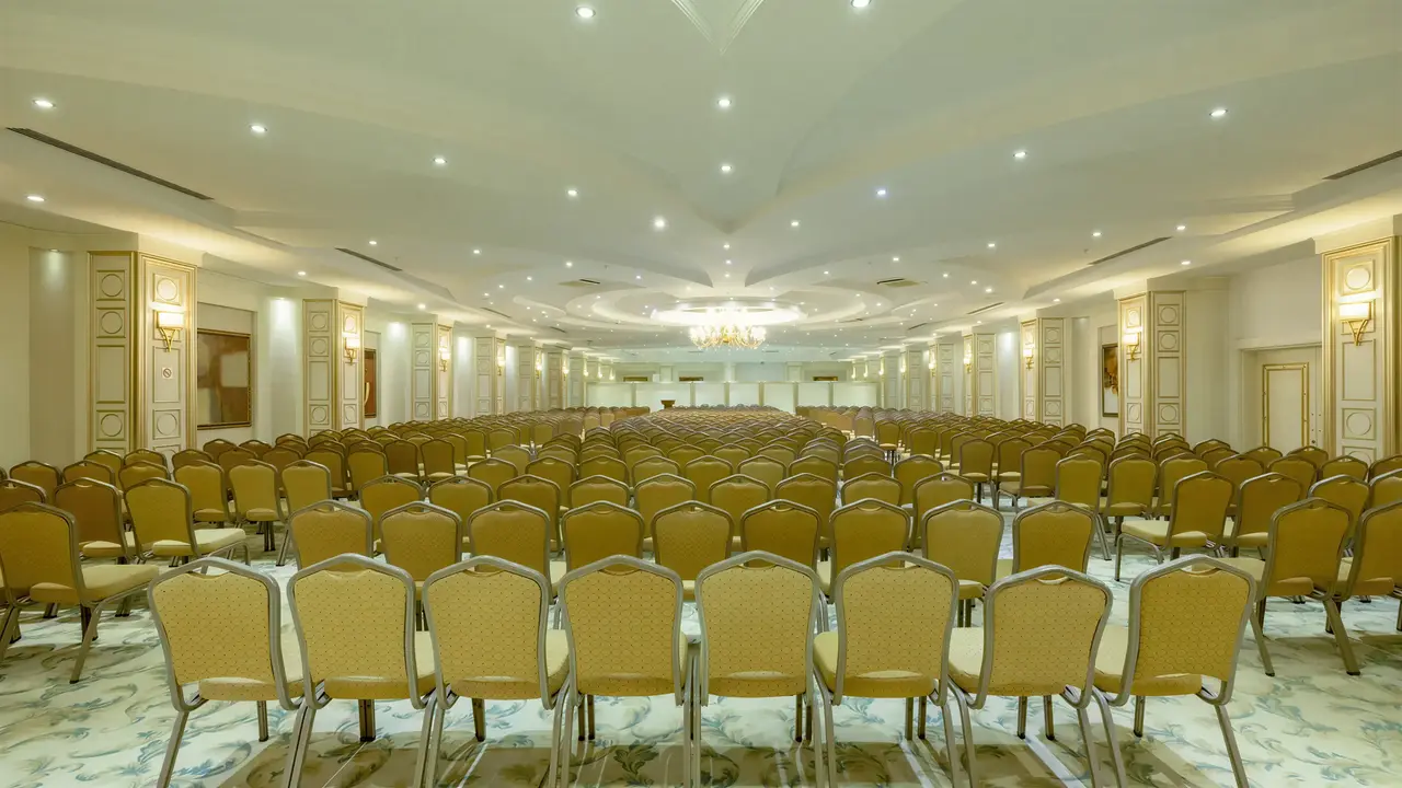 Sala konferencyjna w Crystal Waterworld Resort & Spa z rzędami krzeseł