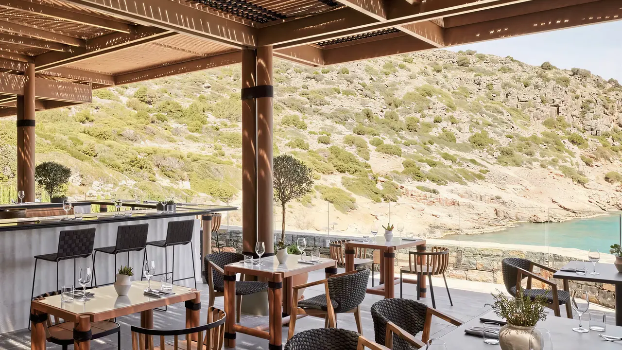 Restauracja w Daios Cove Luxury Resort & Villas z widokiem na morze