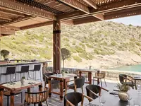 Restauracja w Daios Cove Luxury Resort & Villas z widokiem na morze