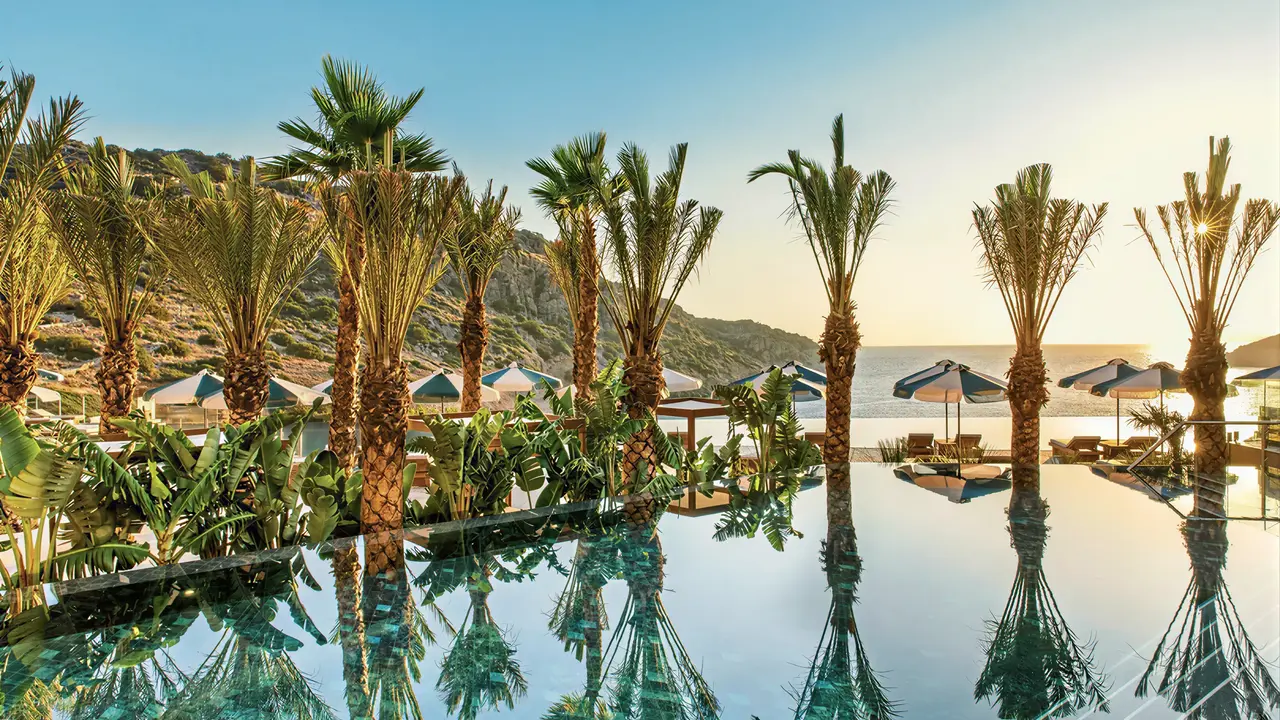 Basen z palmami w Daios Cove Luxury Resort & Villas