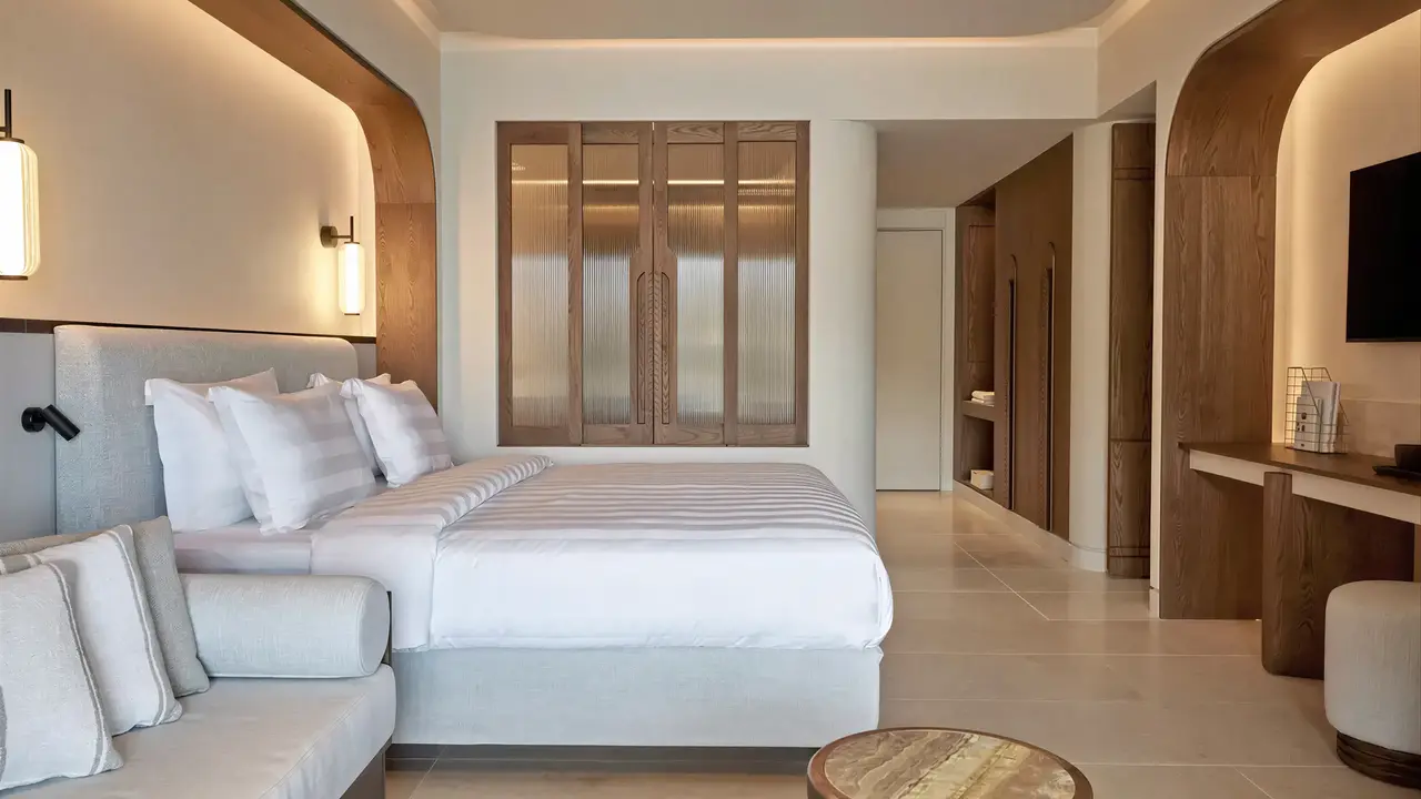 Nowoczesna sypialnia w hotelu Daios Cove Luxury Resort & Villas