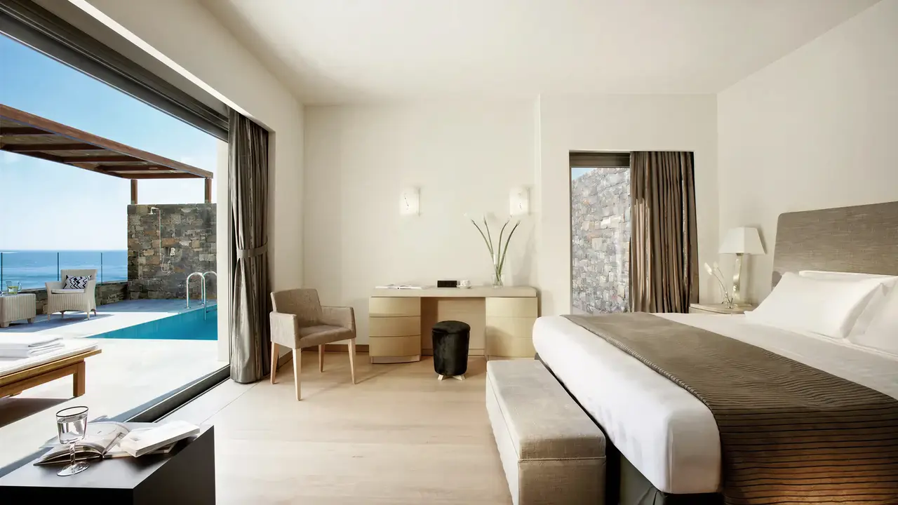Nowoczesny pokój z widokiem w Daios Cove Luxury Resort & Villas