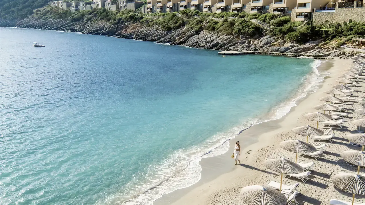 Widok na plażę i kompleks Daios Cove Luxury Resort & Villas