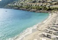Widok na plażę i kompleks Daios Cove Luxury Resort & Villas