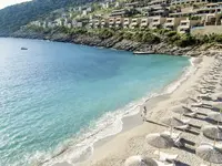 Widok na plażę i kompleks Daios Cove Luxury Resort & Villas