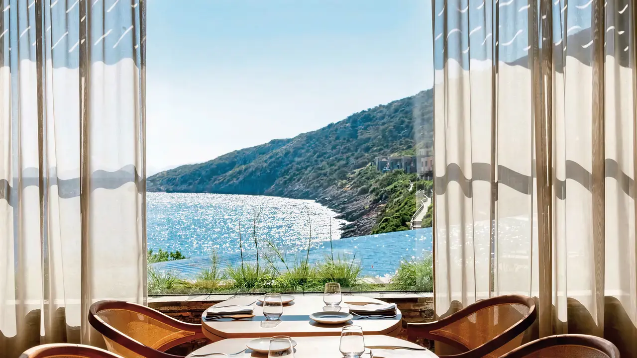 Restauracja w Daios Cove Luxury Resort & Villas z widokiem na morze