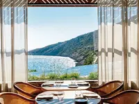 Restauracja w Daios Cove Luxury Resort & Villas z widokiem na morze