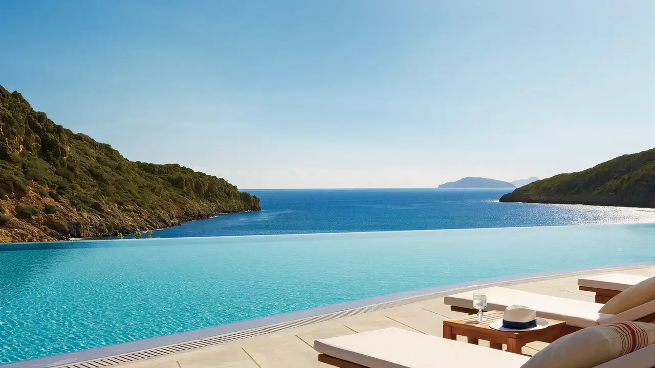 Basen typu infinity w Daios Cove Luxury Resort & Villas z widokiem