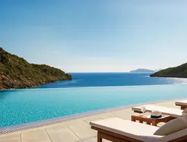 Basen typu infinity w Daios Cove Luxury Resort & Villas z widokiem