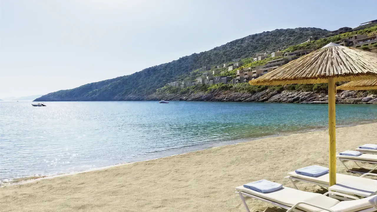 Plaża z leżakami i parasolami w Daios Cove Luxury Resort & Villas