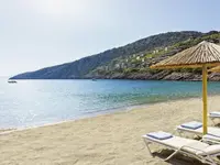 Plaża z leżakami i parasolami w Daios Cove Luxury Resort & Villas