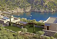 Widok na kompleks Daios Cove Luxury Resort & Villas nad zatoką
