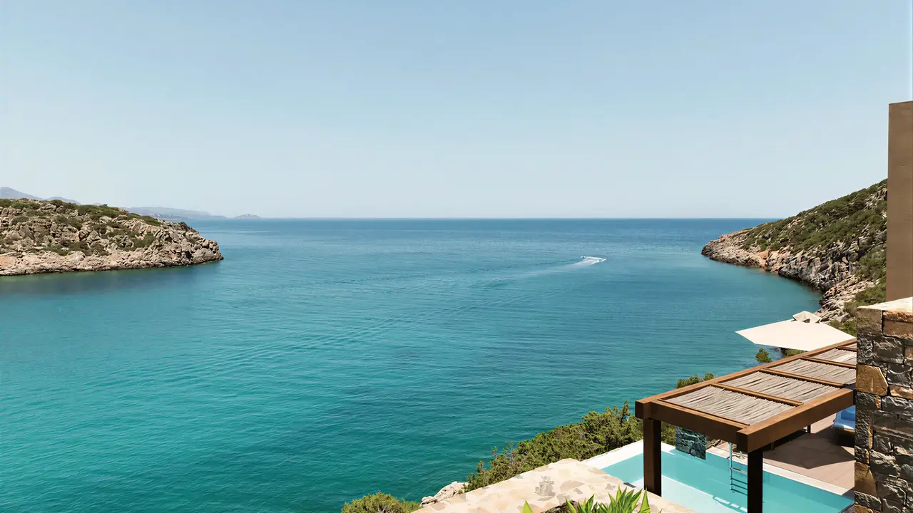Widok na zatokę i basen w Daios Cove Luxury Resort & Villas