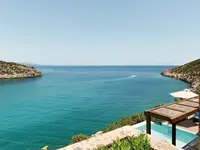 Widok na zatokę i basen w Daios Cove Luxury Resort & Villas