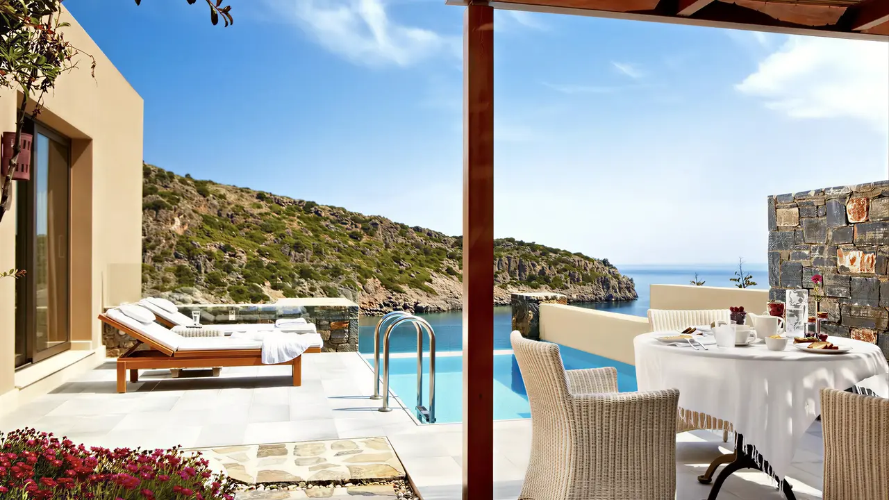 Prywatny taras z widokiem w Daios Cove Luxury Resort & Villas
