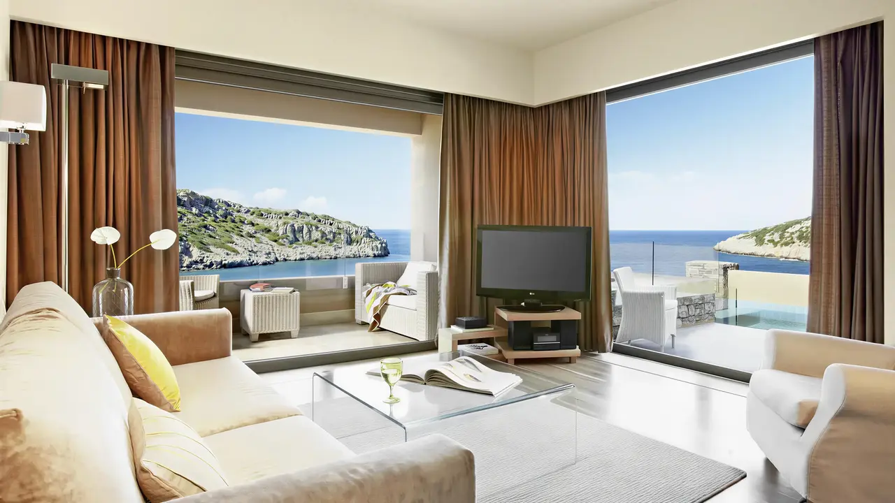 Salon z widokiem na morze w Daios Cove Luxury Resort & Villas