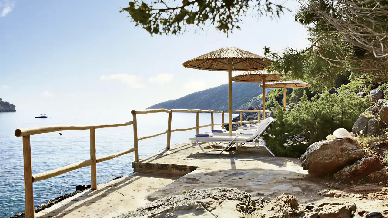 Taras z leżakami nad morzem w Daios Cove Luxury Resort & Villas