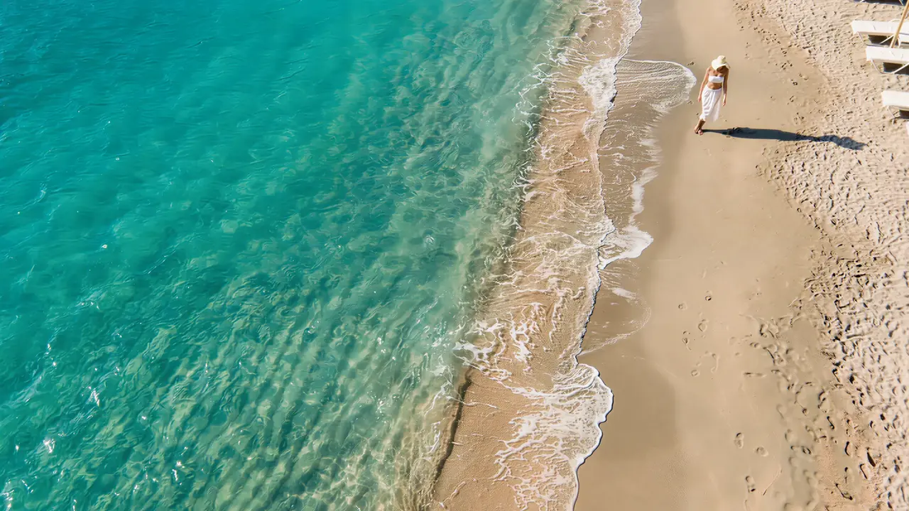 Piaszczysta plaża i turkusowa woda w Daios Cove Luxury Resort & Villas