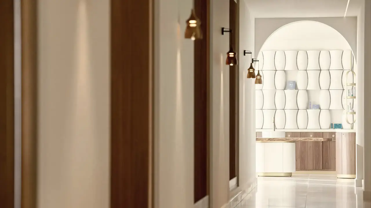 Nowoczesny korytarz w hotelu Daios Cove Luxury Resort & Villas