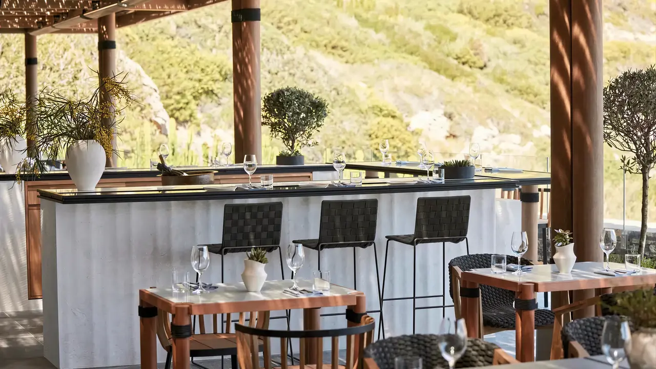 Bar i stoliki w Daios Cove Luxury Resort & Villas