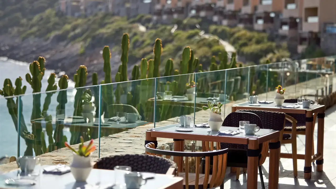 Stolik restauracyjny na tarasie w Daios Cove Luxury Resort & Villas