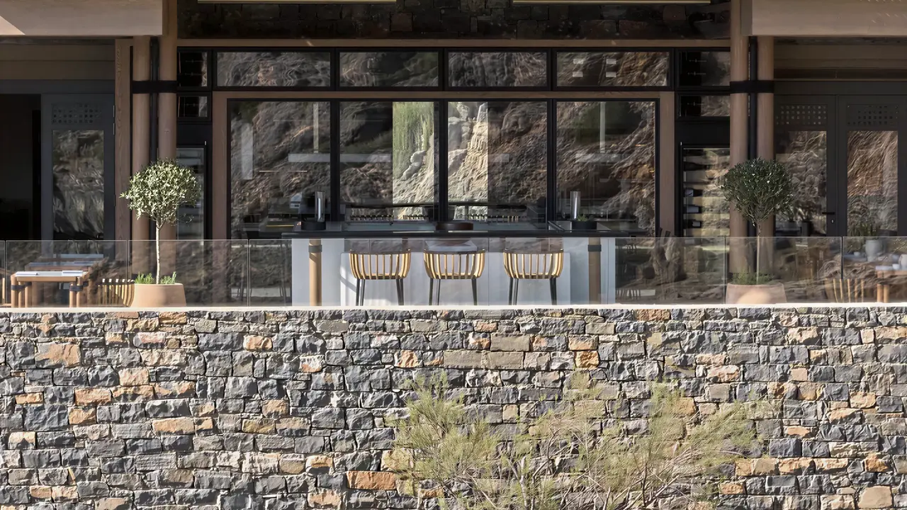 Nowoczesna fasada budynku Daios Cove Luxury Resort & Villas z kamienną ścianą