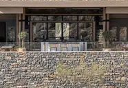 Nowoczesna fasada budynku Daios Cove Luxury Resort & Villas z kamienną ścianą