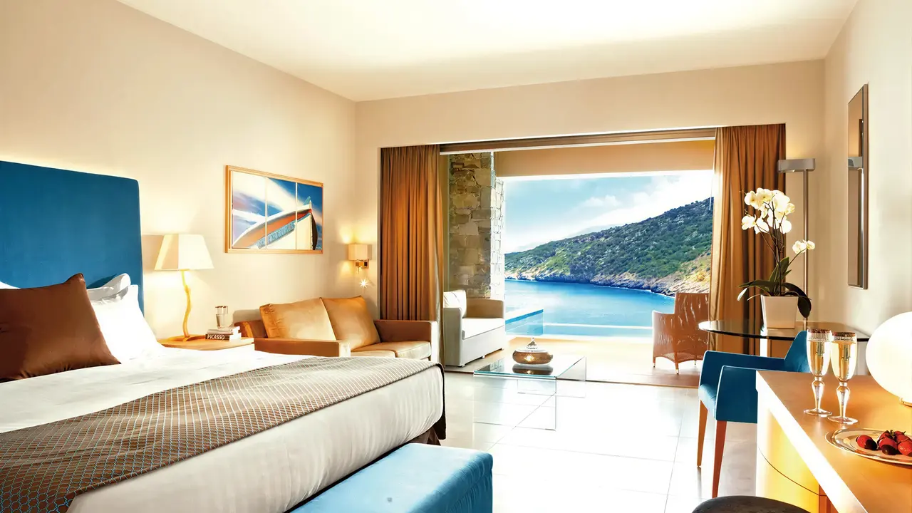 Sypialnia z widokiem na morze w Daios Cove Luxury Resort & Villas