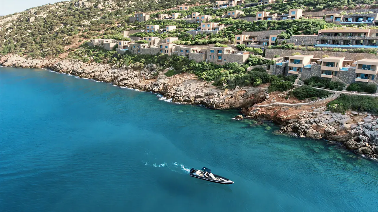 Widok na kompleks Daios Cove Luxury Resort & Villas nad brzegiem morza