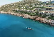Widok na kompleks Daios Cove Luxury Resort & Villas nad brzegiem morza