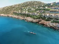 Widok na kompleks Daios Cove Luxury Resort & Villas nad brzegiem morza