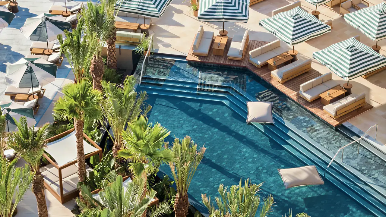 Basen z leżakami w Daios Cove Luxury Resort & Villas