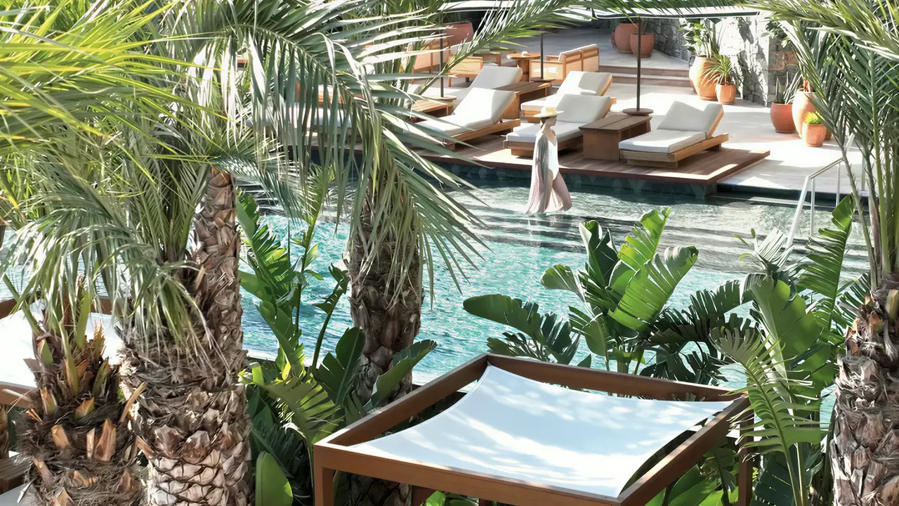 Basen i leżaki w Daios Cove Luxury Resort & Villas