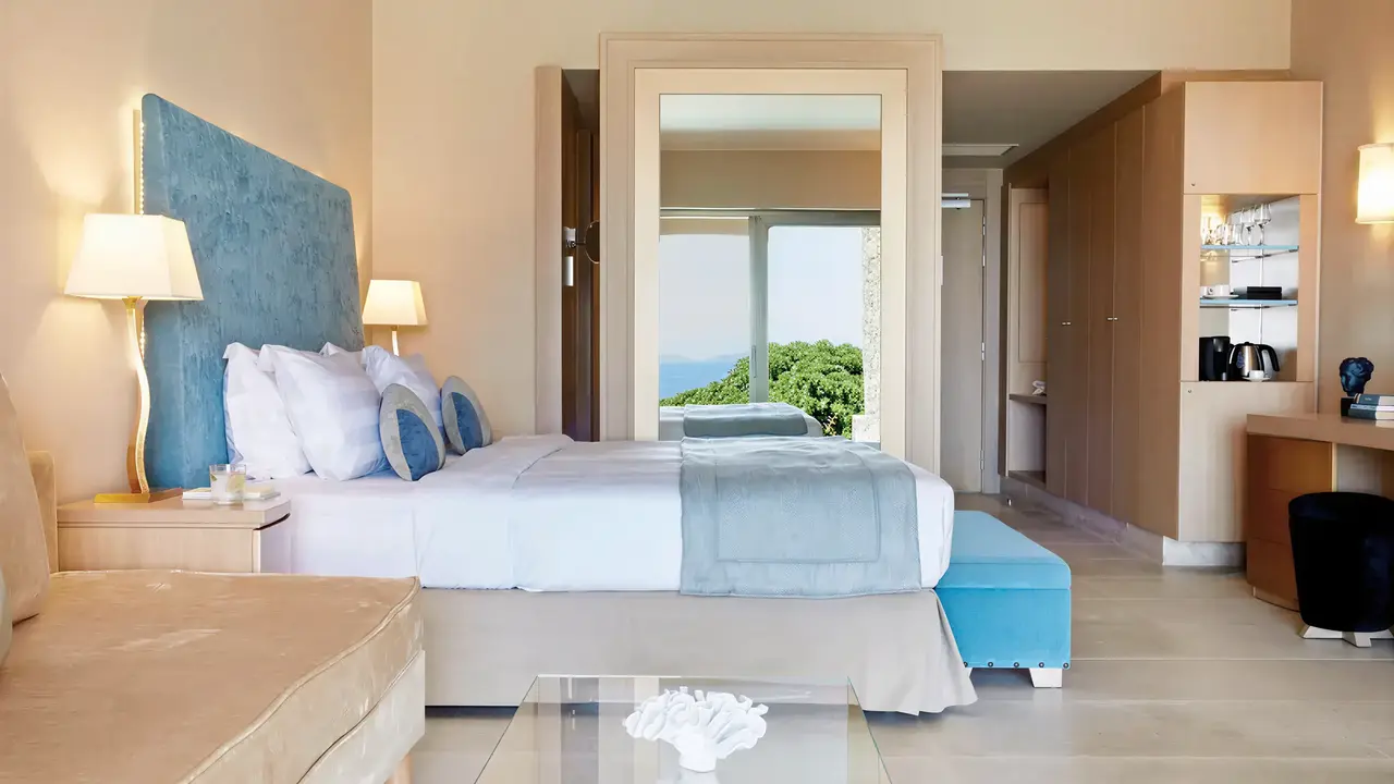 Jasny pokój z łóżkiem w Daios Cove Luxury Resort & Villas