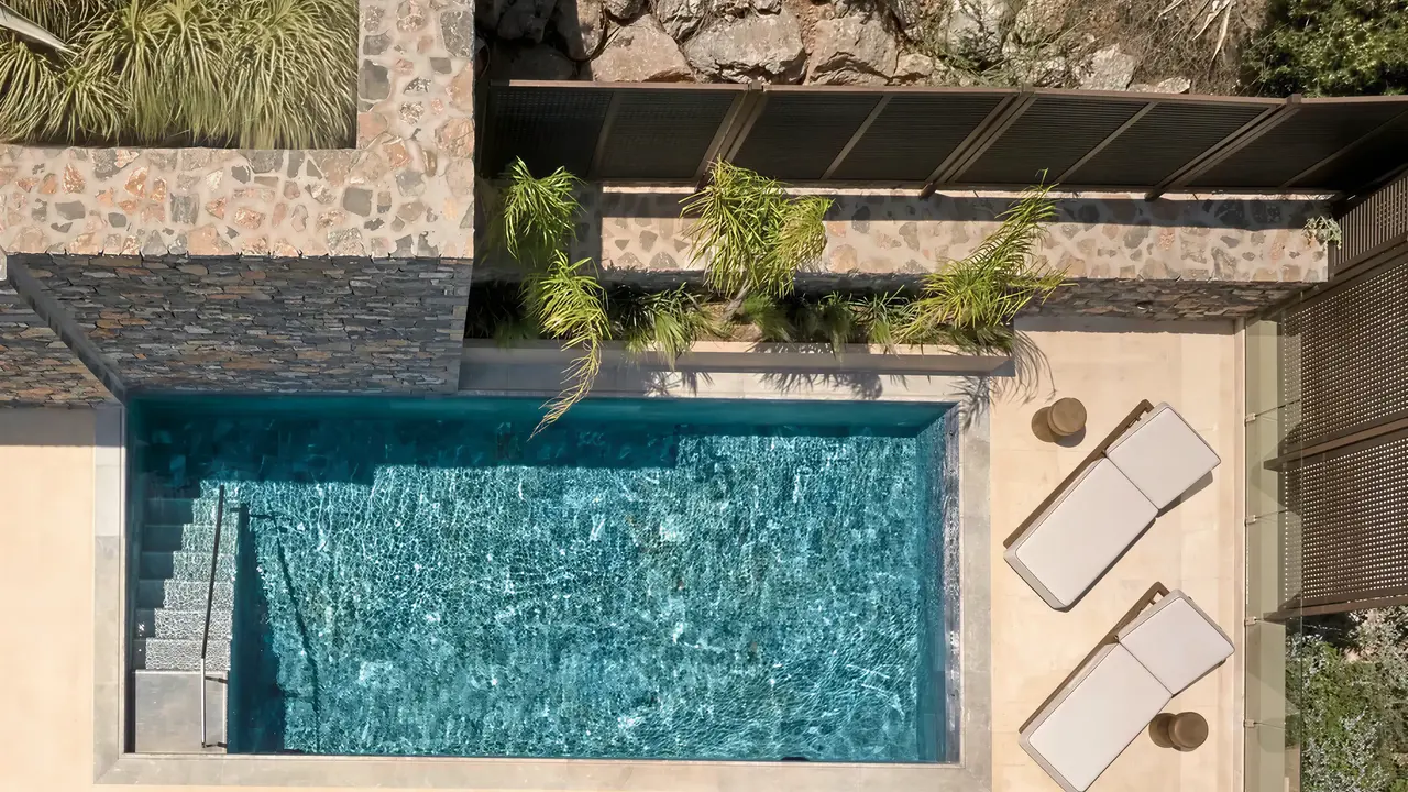 Prywatny basen i leżaki w Daios Cove Luxury Resort & Villas