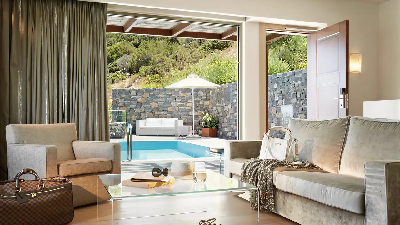 Wnętrze pokoju z tarasem w Daios Cove Luxury Resort & Villas