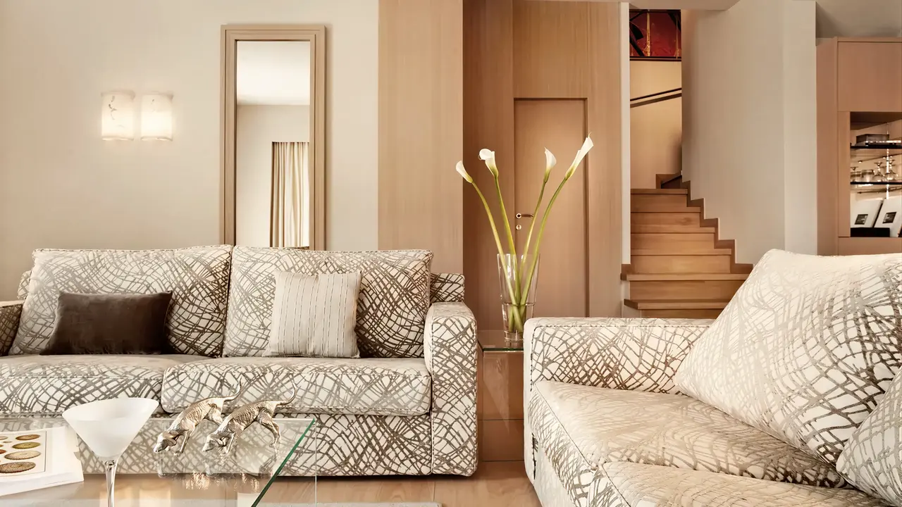 Salon z kanapami w Daios Cove Luxury Resort & Villas