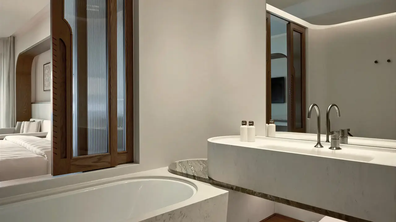 Nowoczesna łazienka w hotelu Daios Cove Luxury Resort & Villas